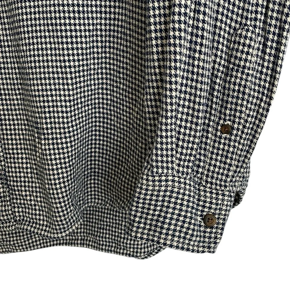 J. Crew men’s Size Large Oarsman‎ navy blue and white houndstooth flannel shirt.